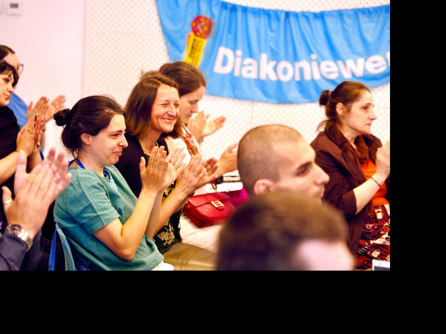 Die Teilnehmer:innen am Symposium klatschen Beifall